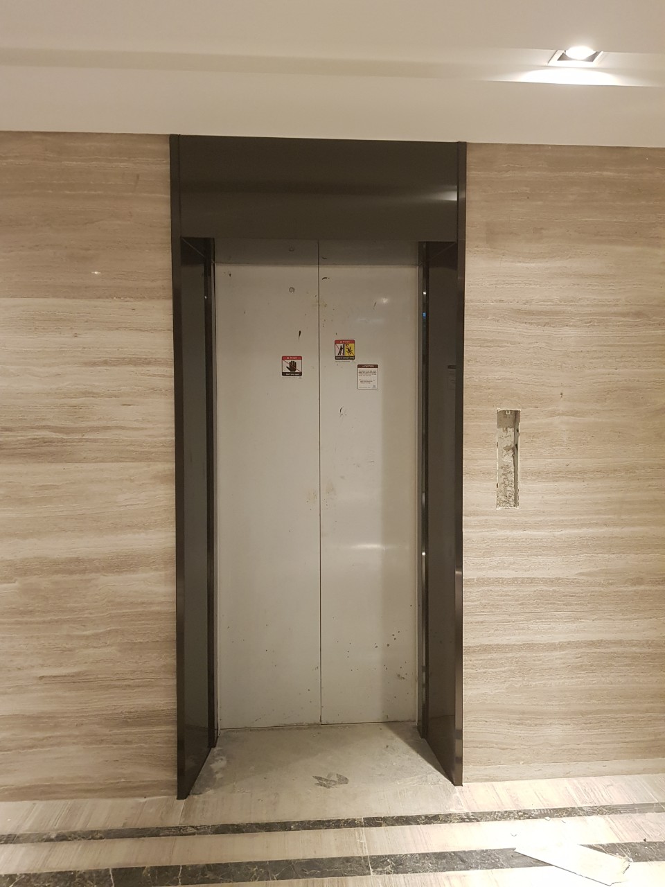 Sản xuất lắp đặt Ốp má thang máy inox xước đen công trình Tây Hồ Văn Phú